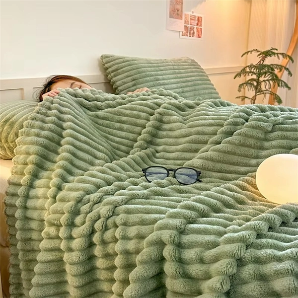 Chunky Hand-Knit Blanket - Ultra Soft Plush Throw with Unique Braided Design for Bed & Couch