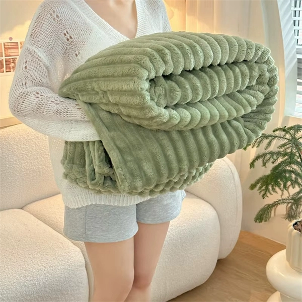 Chunky Hand-Knit Blanket - Ultra Soft Plush Throw with Unique Braided Design for Bed & Couch