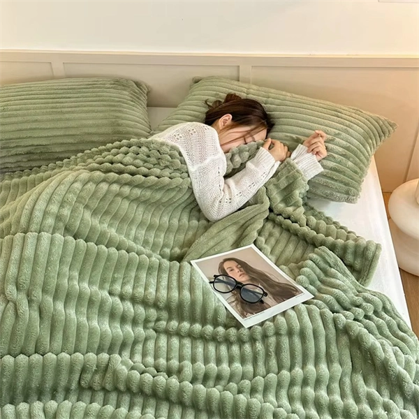 Chunky Hand-Knit Blanket - Ultra Soft Plush Throw with Unique Braided Design for Bed & Couch