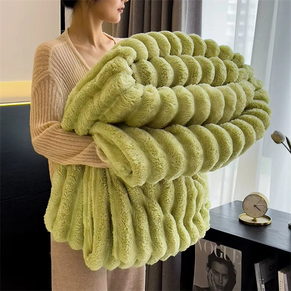 Chunky Hand-Knit Blanket - Ultra Soft Plush Throw with Unique Braided Design for Bed & Couch