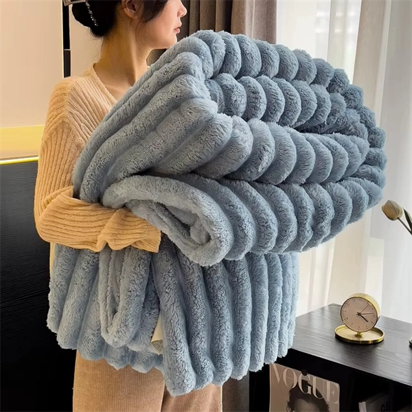 Chunky Hand-Knit Blanket - Ultra Soft Plush Throw with Unique Braided Design for Bed & Couch