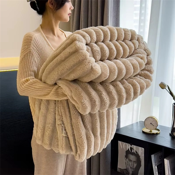 Chunky Hand-Knit Blanket - Ultra Soft Plush Throw with Unique Braided Design for Bed & Couch