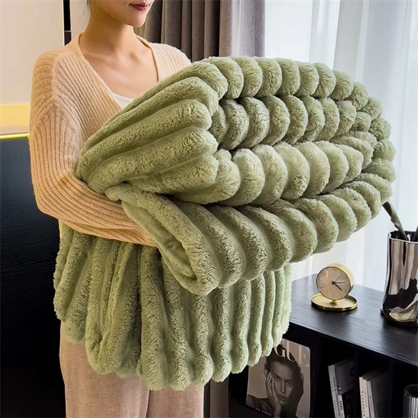 Chunky Hand-Knit Blanket - Ultra Soft Plush Throw with Unique Braided Design for Bed & Couch