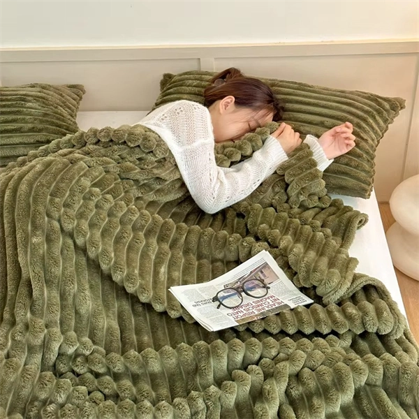 Chunky Hand-Knit Blanket - Ultra Soft Plush Throw with Unique Braided Design for Bed & Couch