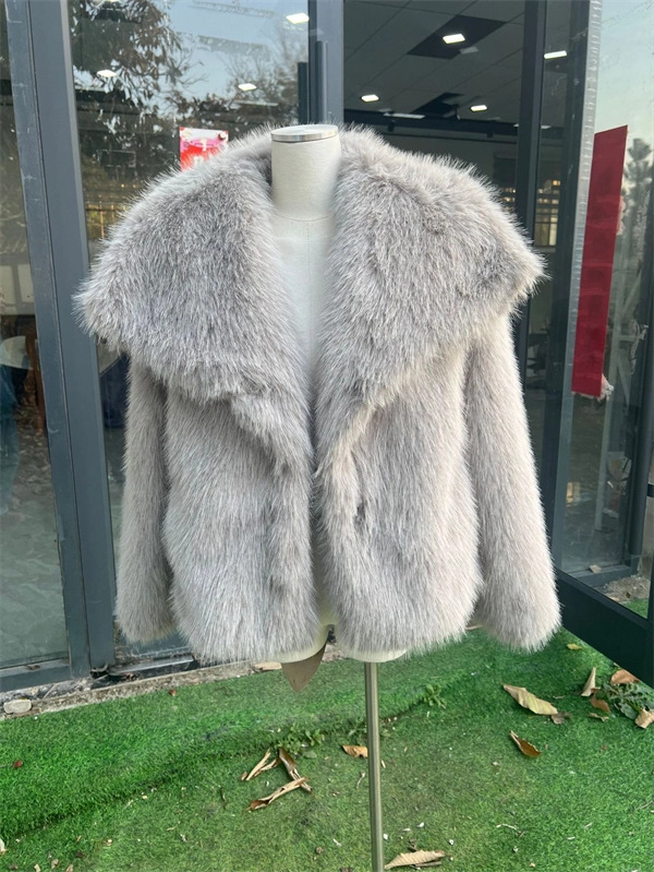 Women's Cropped Faux Fur Jacket