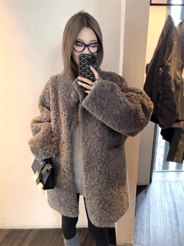 Women’s Mid-Length Faux Shearling Coat – Loose Fit Eco-Friendly Lamb Wool Jacket with Fur Collar